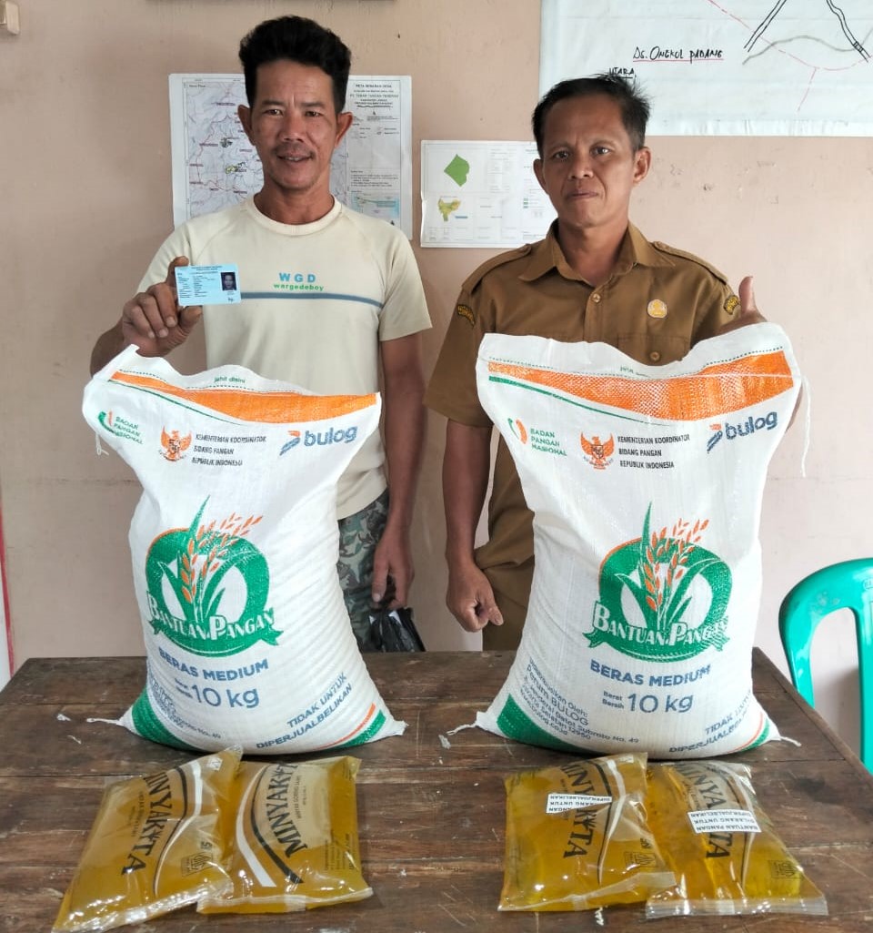 Penyaluran bantuan sosial berupa beras dan minyak goreng